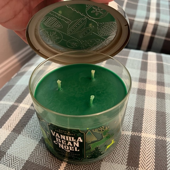 NWT: Bath and Body Works Vanilla Bean Noel Candle - Picture 2 of 6